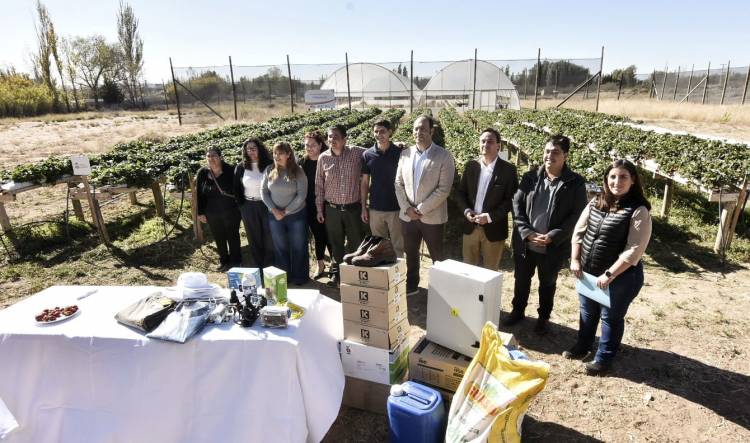Pluspetrol aportó insumos para ampliar la Chacra Experimental de Plaza Huincul
