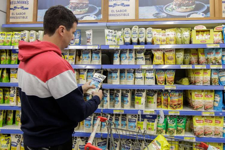 Guerra contra la inflación: el Gobierno de Milei exhorta a los supermercados a rechazar los aumentos de los grandes productores