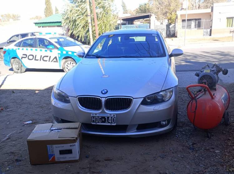 Recuperan un vehículo y elementos robados 