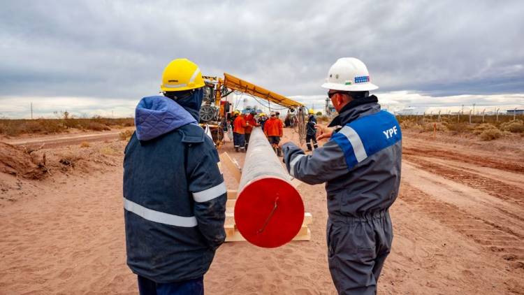 Los detalles del préstamo inédito de USD 1.700 millones que ultiman las principales petroleras para una obra clave en Vaca Muerta