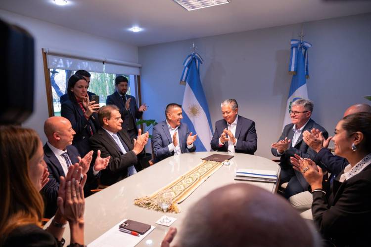 Se firmó el contrato para la construcción de la nueva planta de líquidos cloacales de Plaza Huincul y Cutral Co