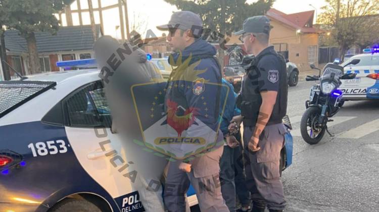 Intentaron huir pero fueron detenidos con un arma de fuego entre sus ropas 