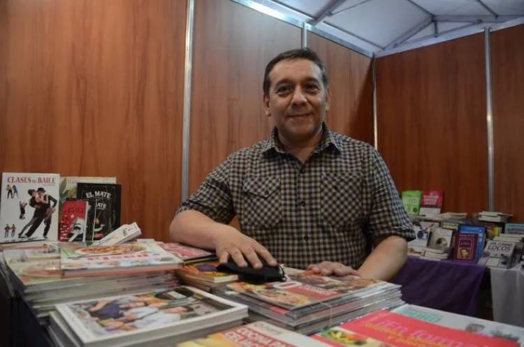 Juntaba libros en el basural y ahora los vende en la Feria