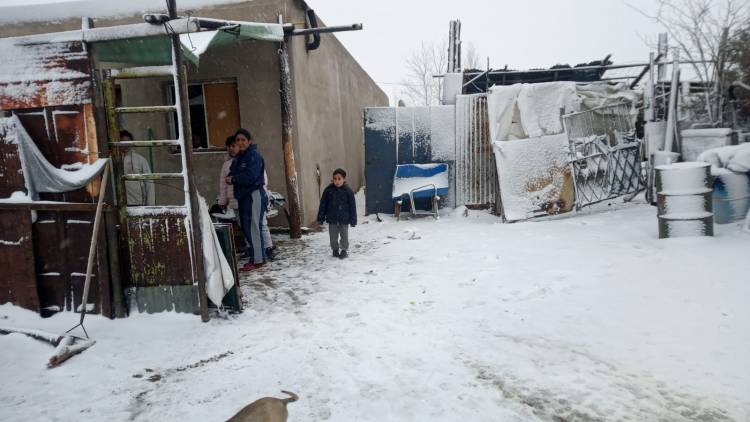 Plaza Huincul reforzó la entrega de leña a las familias afectadas por el temporal de nieve 