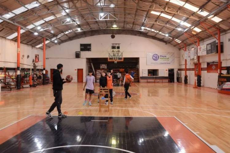 Avanzan las obras en instituciones deportivas de Plaza Huincul