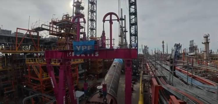 YPF instaló el nuevo reactor que impulsa la modernización del Complejo Industrial Luján de Cuyo