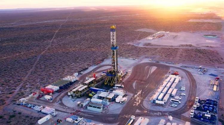 Gracias a Vaca Muerta, la producción de petróleo alcanzó en agosto su nivel más alto desde 1999