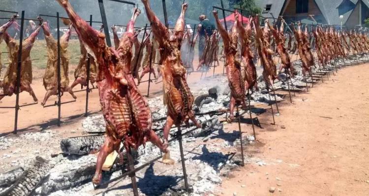 Chos Malal anunció los precios del chivito para la fiesta: cuánto cuesta la porción, la mitad y el entero