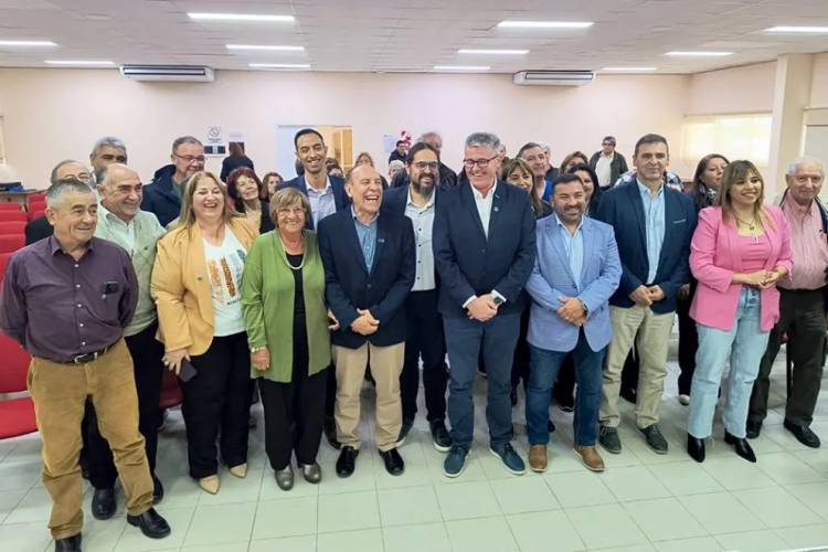 Regueiro participó de la inauguración de un nuevo vacunatorio en Cutral Có