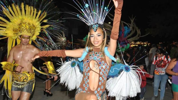 Zapala ya palpita el “Corso más grande de la Patagonia”: murgas, comparsas y tres noches de fiesta