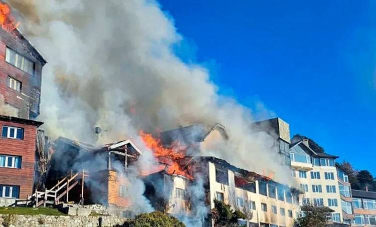 Impactante incendio en Hotel Huemul, ubicado a la orilla del lago Nahuel Huapi en Bariloche