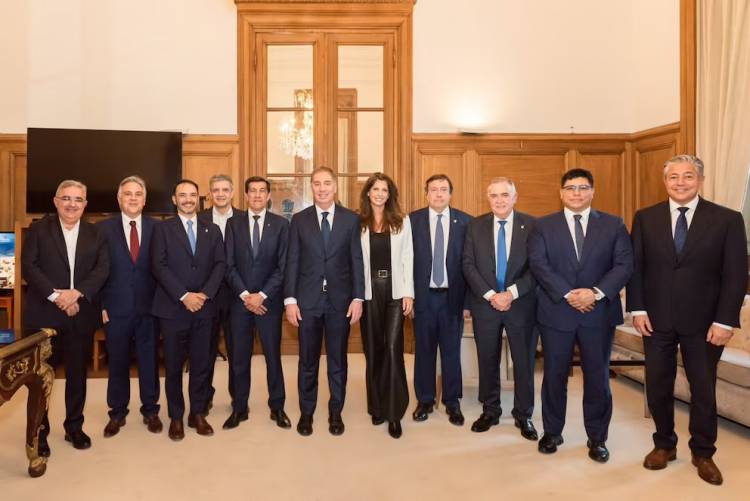 La Casa Rosada negocia con los gobernadores para incorporar colectoras para suspender las PASO