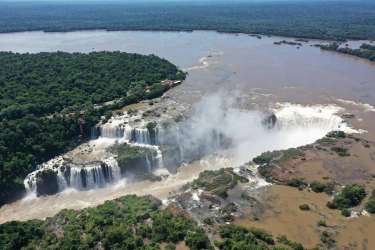 Cerraron la Garganta del Diablo: el río Iguazú alcanzó los 8,33 millones de litros por segundo