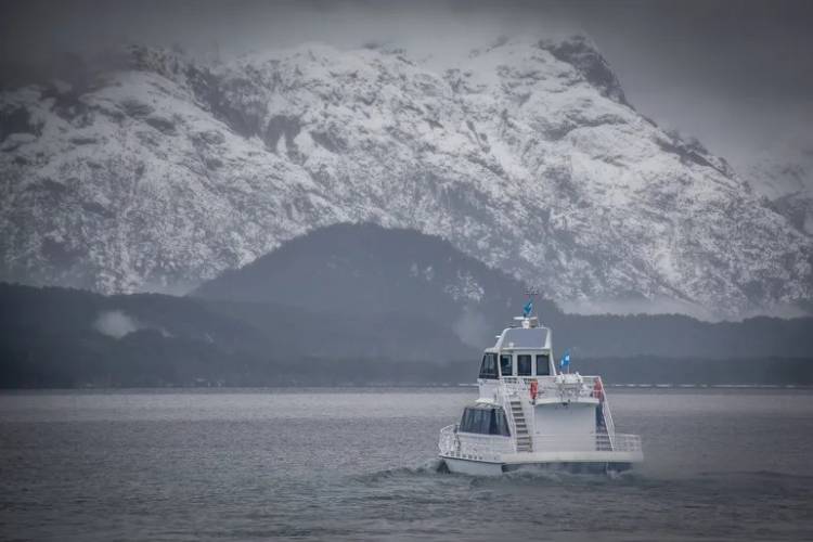 Tensión en el lago Nahuel Huapi: chocó un catamarán y nueve turistas fueron trasladados al hospital