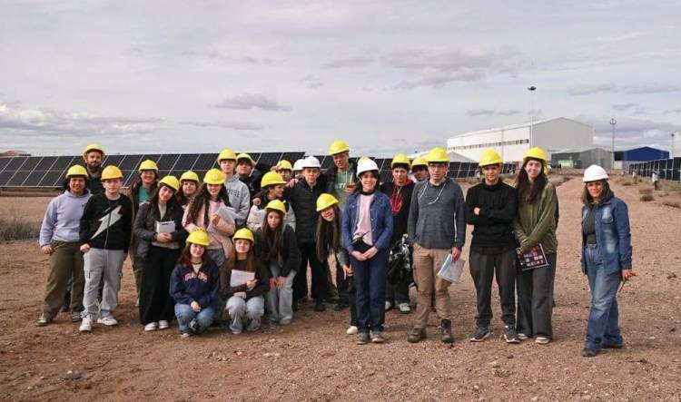 Estudiantes De San Martín De Los Andes Visitaron El Parque Solar De Cutral Co 