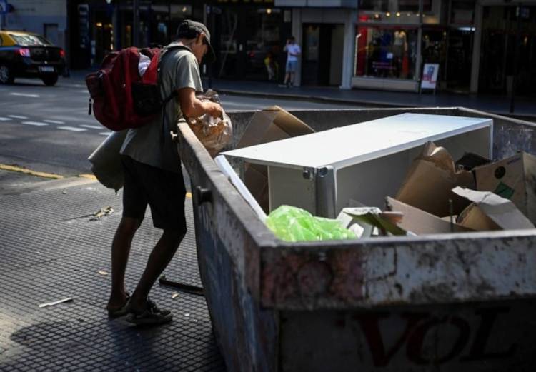 La pobreza subió al 32,3% en el primer semestre del año y afectó a 15,5 millones de personas